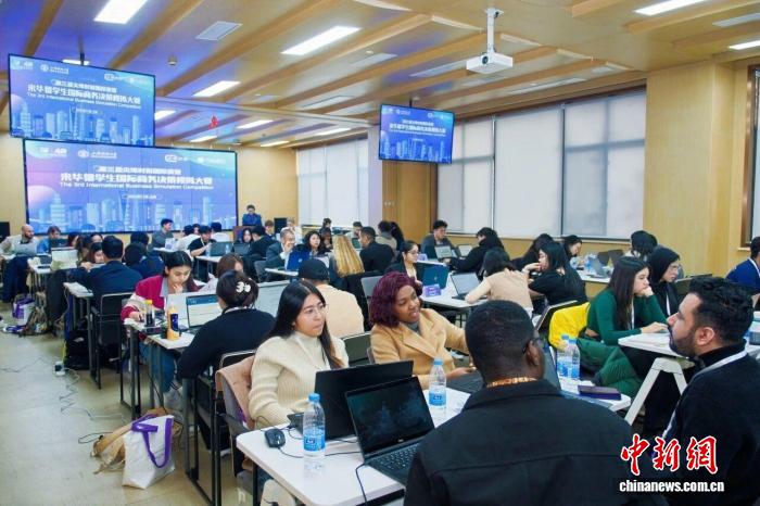 创新引入“AI Coach”  第三届来华留学生国际商务决策模拟大赛在沪举办